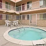 Super 8 By Wyndham Azusa 